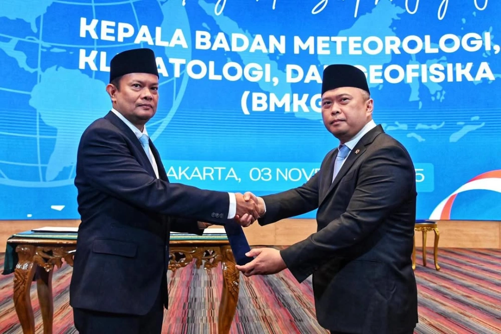 Kepala BMKB yang baru Teuku Faisal Fathani (kiri) sama-sama lulusan UGM seperti Dwikorita Karnawati. [Instagram @dudypdaily]